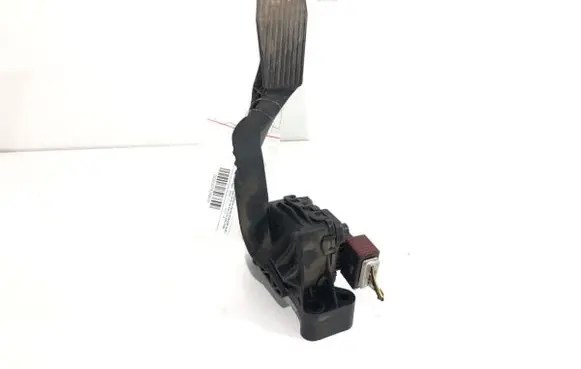 Accelerator throttle pedal