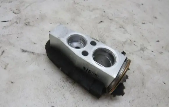 Toyota Verso Air conditioning (A/C) expansion valve KRIS235789