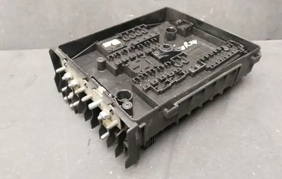 Volkswagen Touran I Fuse module 1K0937125