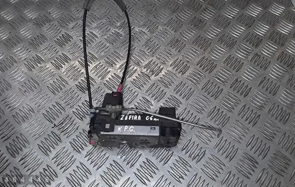 Opel Zafira B Rear door lock 13210738