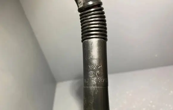 Volkswagen Golf Plus Breather hose/pipe 1K0129637D