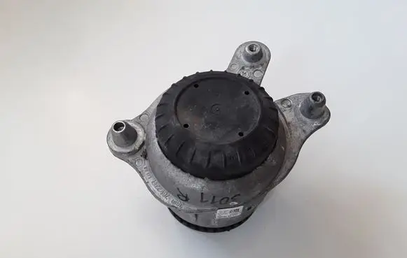 Mercedes-Benz C W205 Engine mount bracket A2052400300