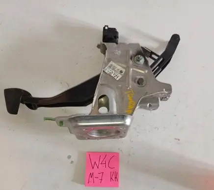 Volkswagen Touran I Clutch pedal 1T1721057K