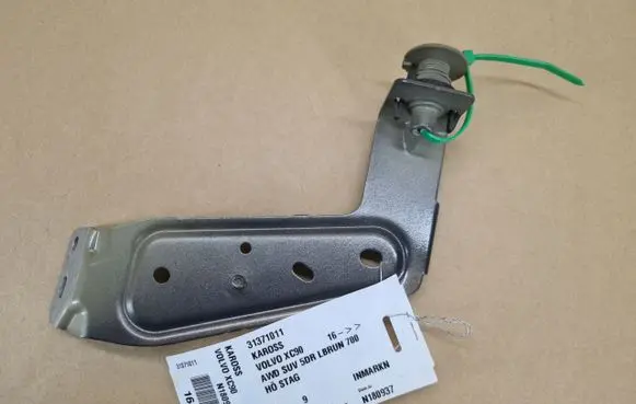 Volvo XC90 Fender mounting bracket XNFJF31371011