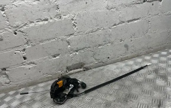 Opel Insignia A Front door lock 3023880