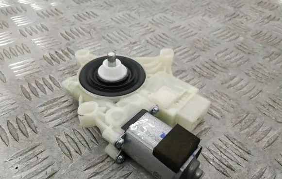BMW 3 G20 G21 Front door window regulator motor 8495866