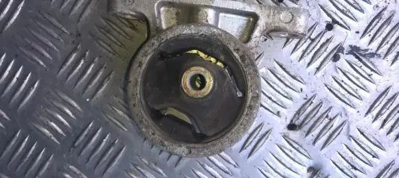 Engine mount bracket