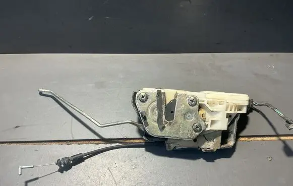 Mitsubishi Pajero Front door lock 