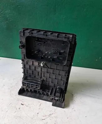 Volkswagen PASSAT B6 Fuse module 47268296
