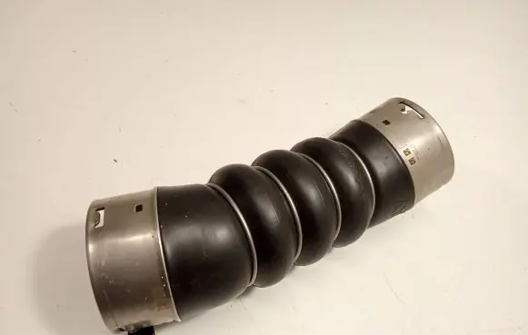 BMW 5 G30 G31 Intercooler hose/pipe 8571024