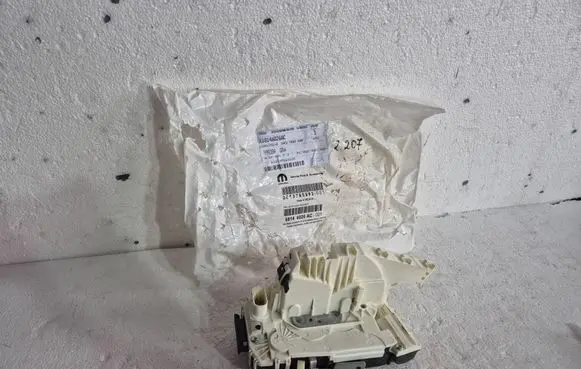 Chrysler 300C Front door lock 68146026AC 53395992