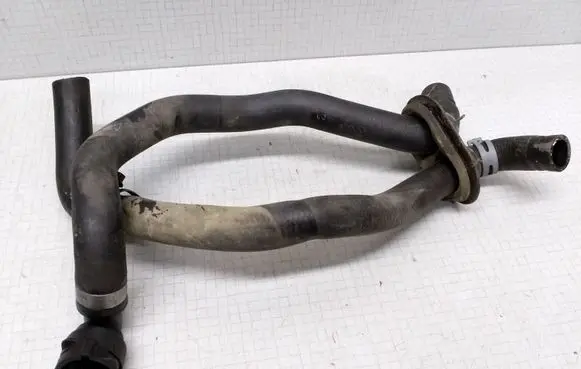 Volkswagen PASSAT B5.5 Engine coolant pipe/hose 8D0819373N