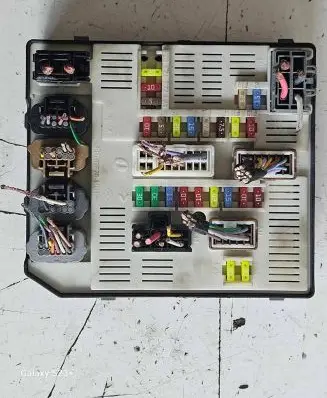 Renault Megane III Fuse module 284B60010R 519225619 8249336429