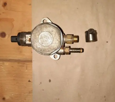 Volkswagen Golf VI Mechanical fuel pump 03C127026D