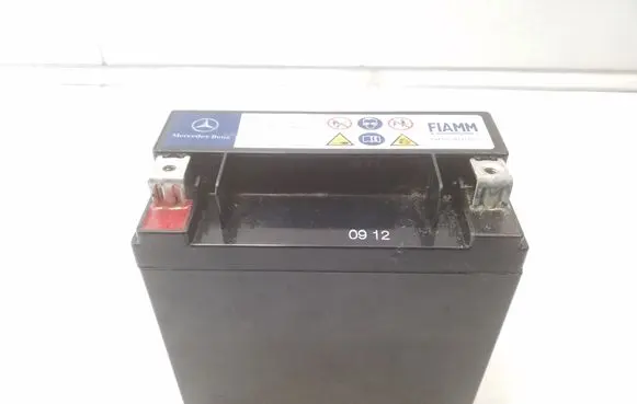 Mercedes-Benz C W204 Car battery A0009827008
