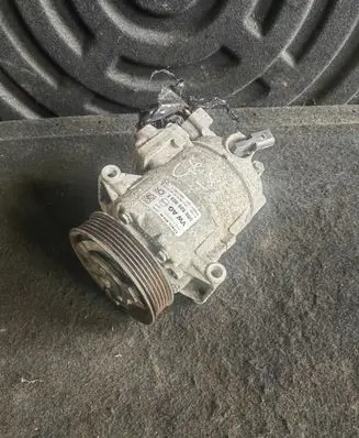 Volkswagen Golf VI Air conditioning (A/C) compressor (pump) 5N0820803E