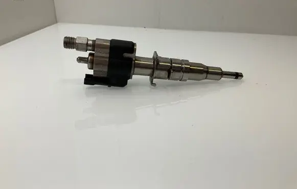 BMW 5 GT F07 Fuel injector 7585261 758526111