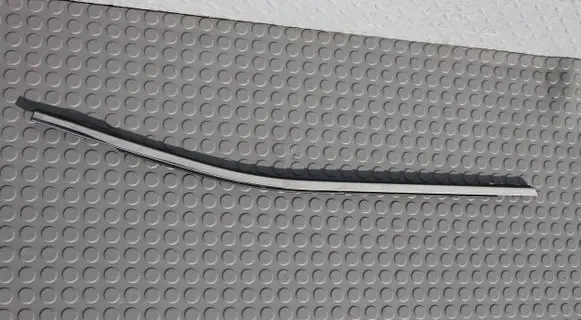 Nissan Qashqai Front door glass trim molding LISTWA-DOLNA