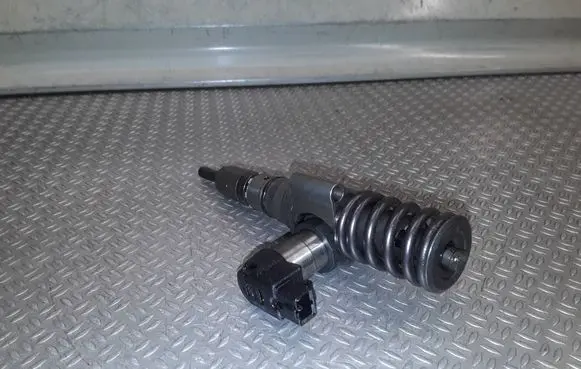 Volkswagen PASSAT B6 Fuel injector 000130073SX