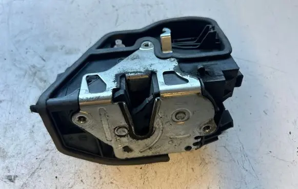 BMW X3 E83 Rear door lock 7167069