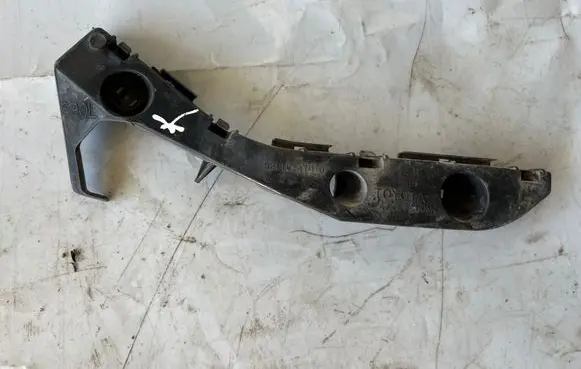 Toyota Prius (NHW20) Front bumper mounting bracket 5211647010