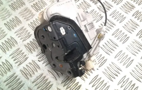 Audi RS4 Front door lock 8E1837015