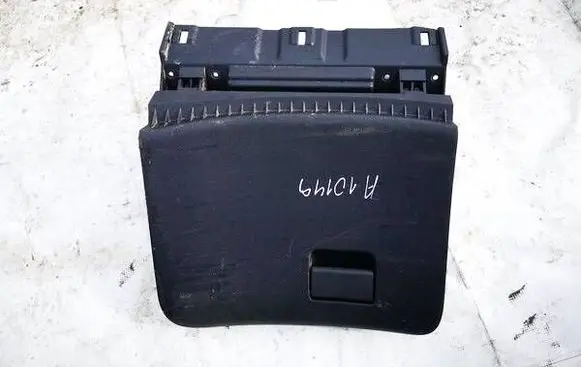 Nissan Juke I F15 Glove box