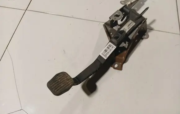 Ford Focus C-MAX Clutch pedal 3M517B633EK 3M51-7B633-EK