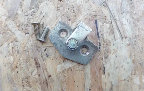 Ford Mondeo Mk III Rear door lock loop/hook striker 