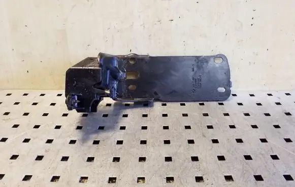 BMW X1 E84 Radiator mount bracket 51647117812 7117812