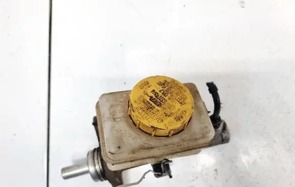 Subaru Forester SH Brake fluid reservoir 