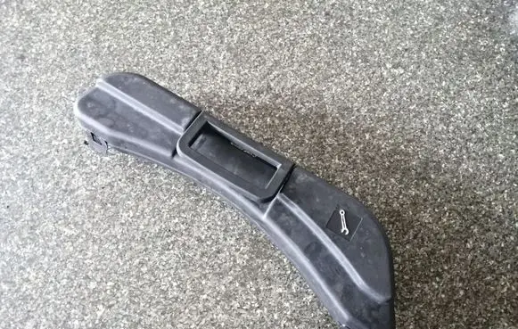 Audi A4 S4 B7 8E 8H Tool box 8E0012111A
