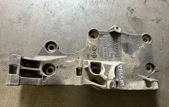 Volkswagen PASSAT B6 Engine mounting bracket 03g03113f