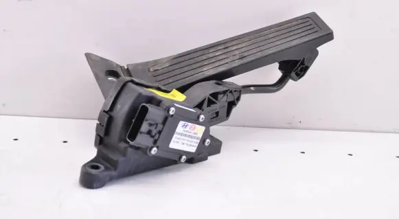 KIA Sportage Accelerator throttle pedal 327002S910