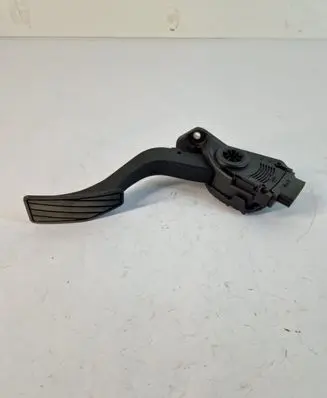 Accelerator throttle pedal