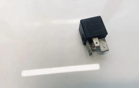 Volkswagen PASSAT B6 Other relay 1K0951253A V23134-J52-X430