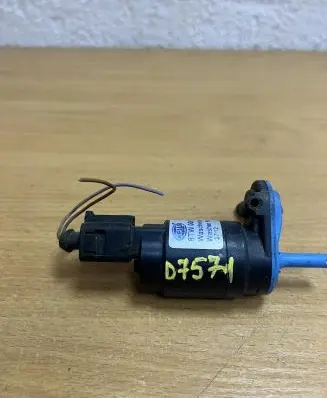 Volkswagen PASSAT B5 Windscreen/windshield washer pump 8TW00684702 D7571