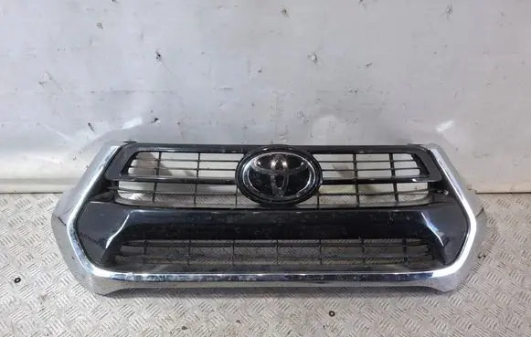 Toyota Hilux VIII Front bumper upper radiator grill 531110KB30