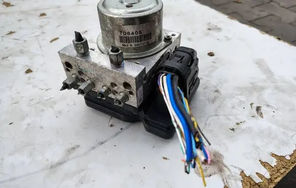 Nissan Juke I F15 ABS Pump 24073770