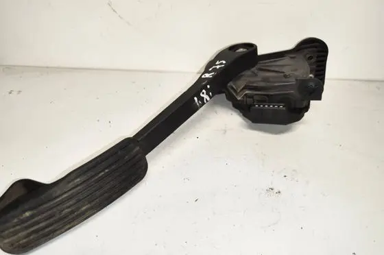 Volvo V70 Accelerator throttle pedal 9496822