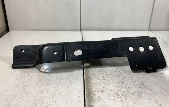 Audi Q7 4L Fender mounting bracket 4L0805698