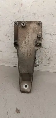 Engine mounting bracket