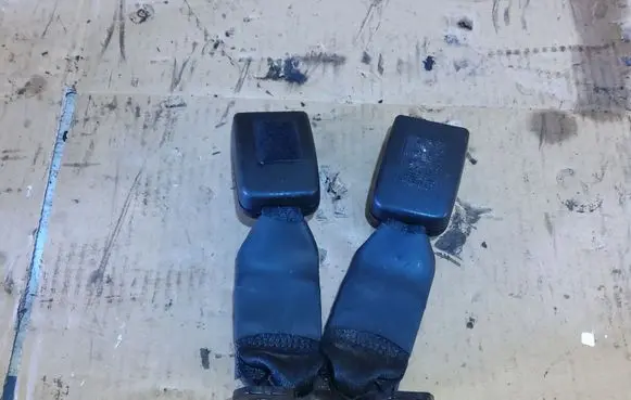 Mazda 2 Middle seatbelt buckle (rear) 