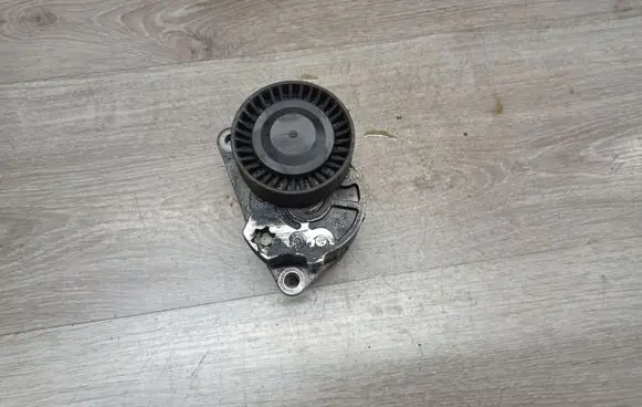 Volvo XC70 Alternator belt tensioner 
