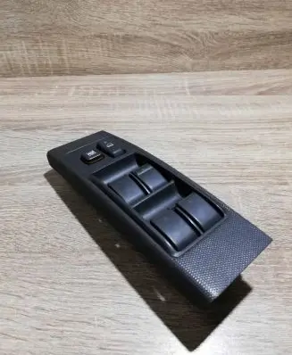 Toyota Avensis T250 Electric window control switch 84822000f0