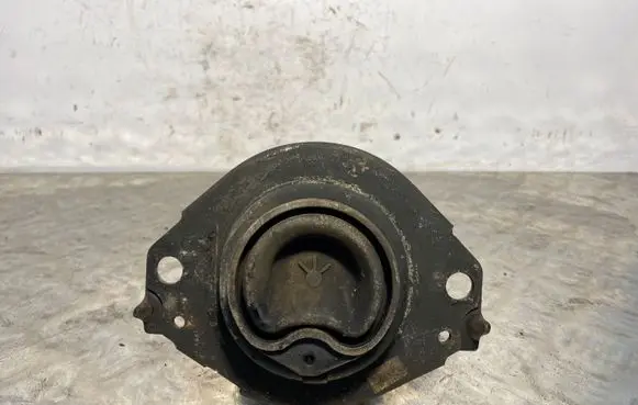 Jeep Grand Cherokee Engine mount bracket