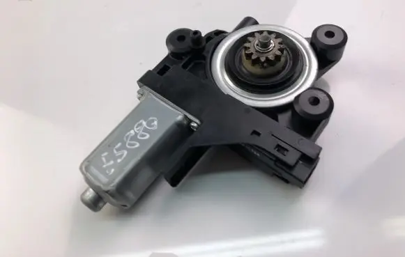 Volvo V70 Front door window regulator motor 970713101