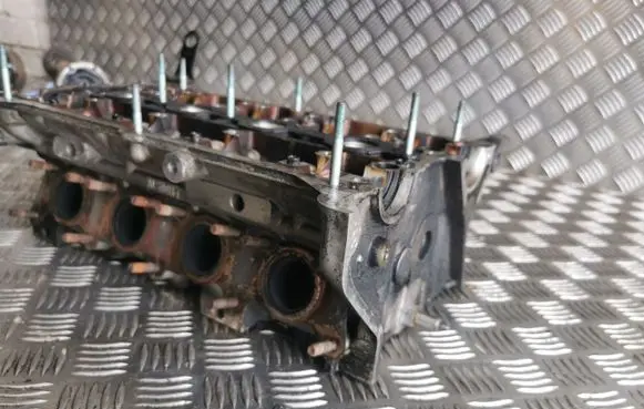 Volkswagen PASSAT B5 Engine head 058103373A