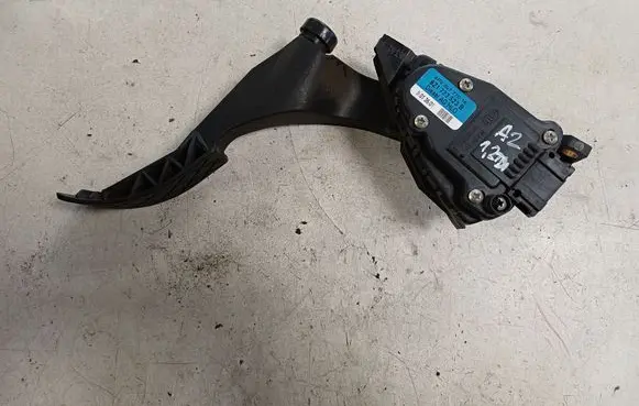 Accelerator throttle pedal