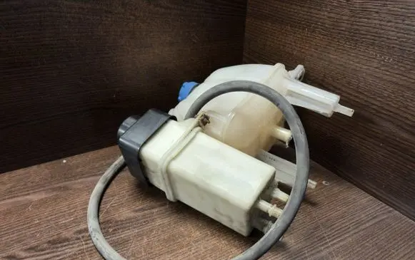 Coolant expansion tank/reservoir